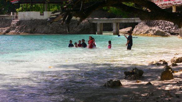 Un grupo de niños bañándose en la playa de Namalatu